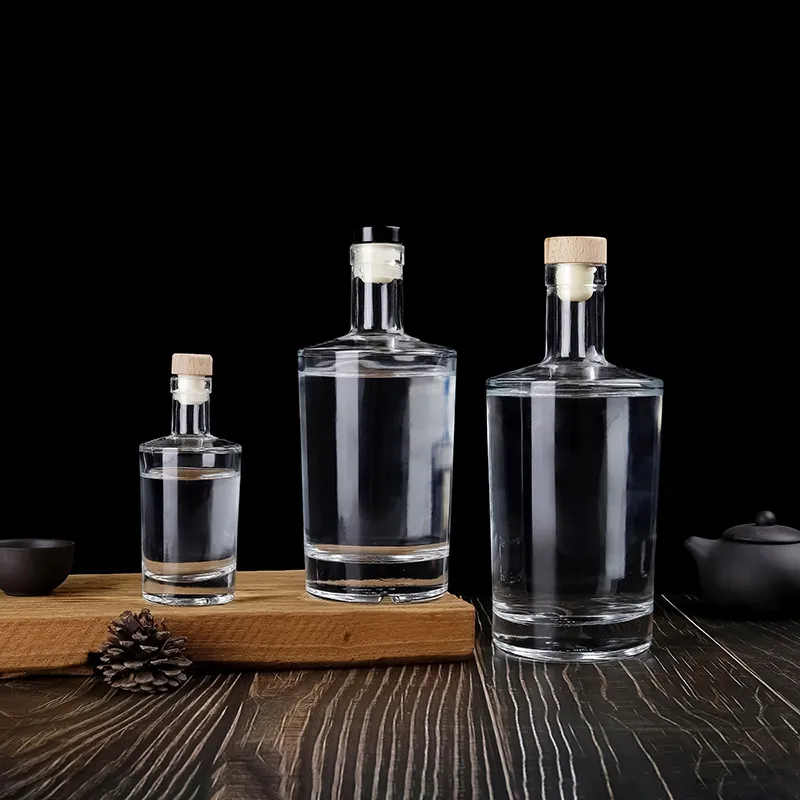 Fabricant de gros de conception personnalisée 500 ml 750 ml clair vide Gin Whisky liqueur Brandy Vodka bouteille en verre de vin avec des couvercles de conception personnalisée